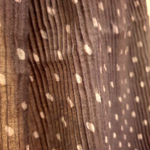 Sötétkék, pöttyös stóla, kendő.