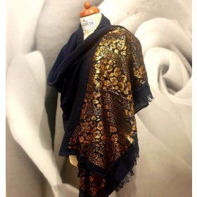 Sötétkék stóla fényes bronz bordűrrel.