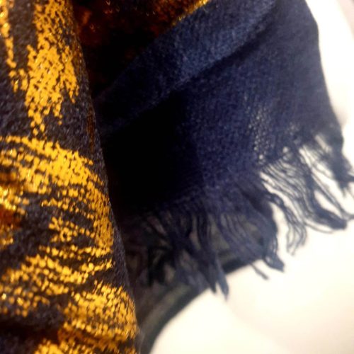 Sötétkék stóla fényes bronz bordűrrel.