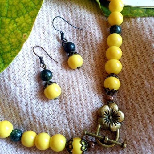 Sárga jáde ásvány nyaklánc fülbevalóval.