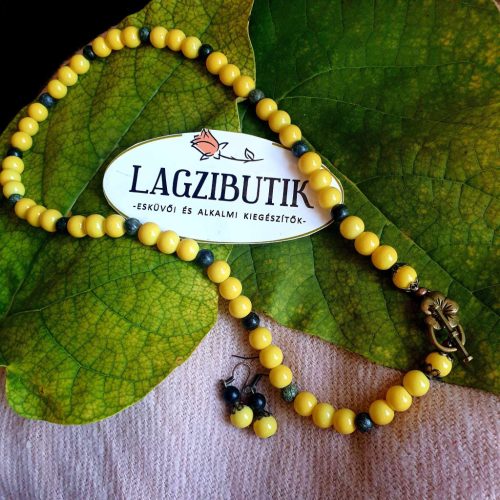 Sárga jáde ásvány nyaklánc fülbevalóval.