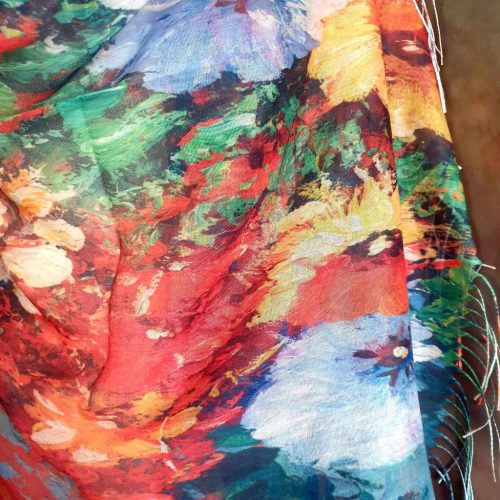 Színes, nagyrózsás stóla, kendő rojtokkal.