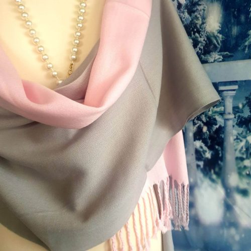 Stóla, vállkendő, sál, szürke-rózsaszín ombre színben, rojtokkal.