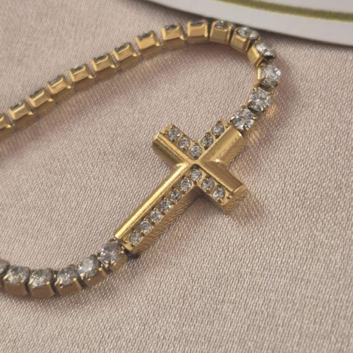 Strasszos karkötő kis kereszt díszítéssel, orvosi fémből.