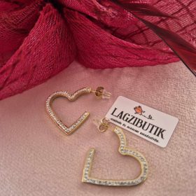 Szív alakú strasszos fülbevaló.