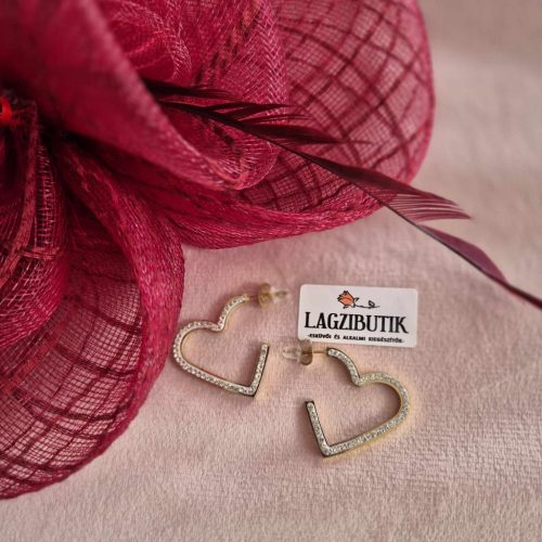 Szív alakú strasszos fülbevaló.