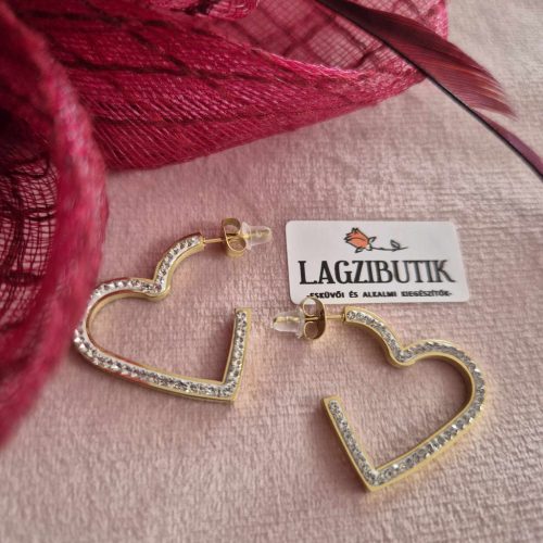 Szív alakú strasszos fülbevaló.