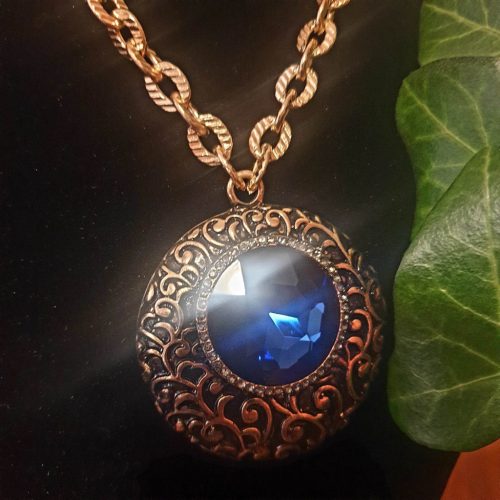 Sötétkék köves, nagymedálos rövid nyaklánc.