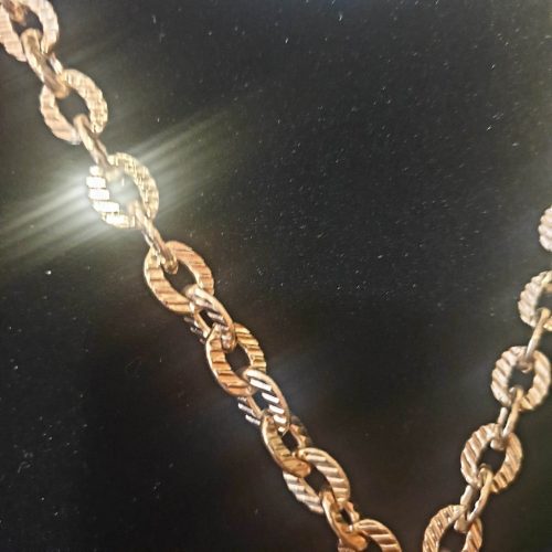 Sötétkék köves, nagymedálos rövid nyaklánc.