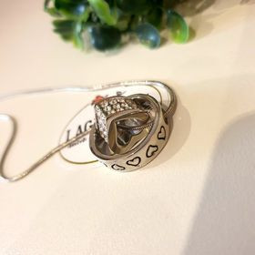 Swarovski rövid nyaklánc, szíves-köves medállal.