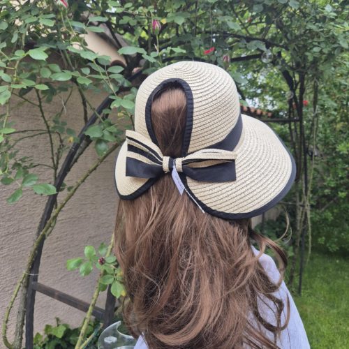 Szalmakalap, nyári kalap masnis, hátul nyitott.