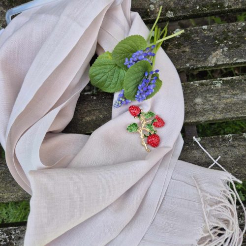 Szamóca, eper bross, kitűző tűzpiros tűzzománccal.