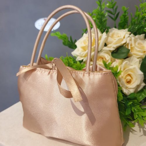 Púderszínű szatén kistáska.