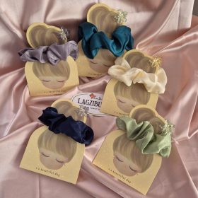 Szatén hajgumi-hajcsipesz kártyán.