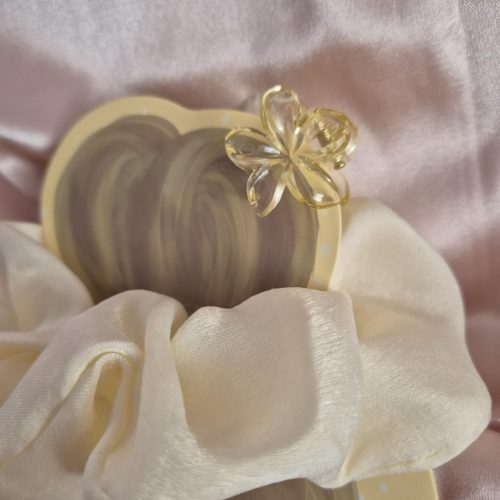 Szatén hajgumi-hajcsipesz kártyán.