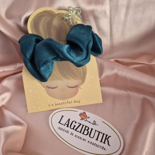 Szatén hajgumi-hajcsipesz kártyán.