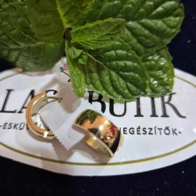 Széles, arany színű kis karika fülbevaló.