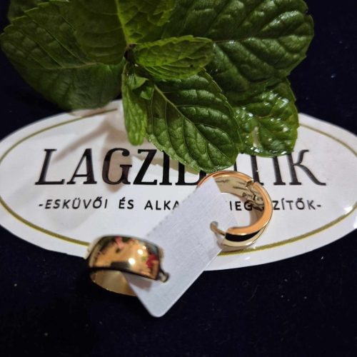 Széles, arany színű kis karika fülbevaló.