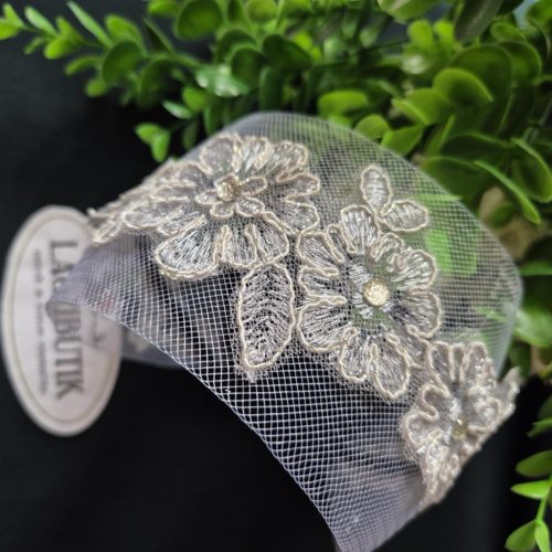 Széles, csipkés-strasszos hajpánt.