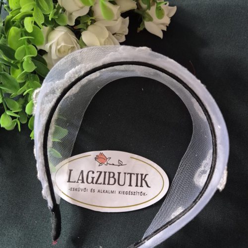 Széles, csipkés-strasszos hajpánt.