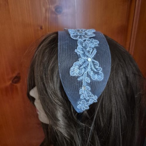 Széles, csipkés-strasszos hajpánt.