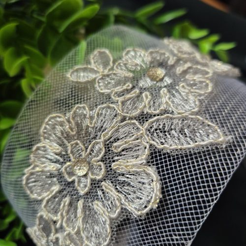 Széles, csipkés-strasszos hajpánt.