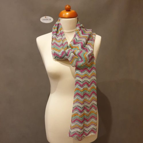 Színes, csíkos kendő, sál.