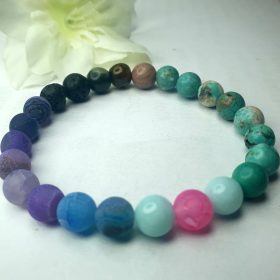   Színes, amazonit és más ásványokból fűzött karkötő.