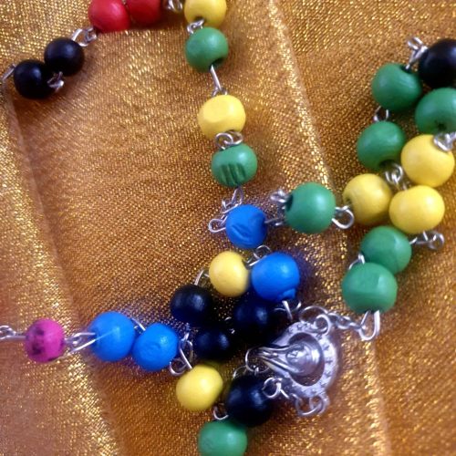 Színes rózsafüzér.