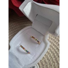 Színes köves kis karika fülbevaló.