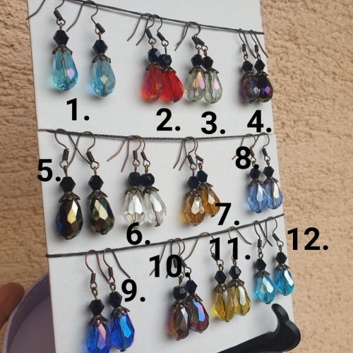 Színes, üvegköves, csepp alakú lógós fülbevaló.