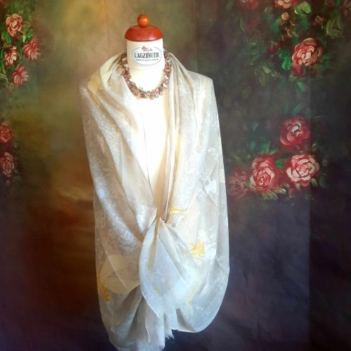 Bézs stóla szitakötő mintával.