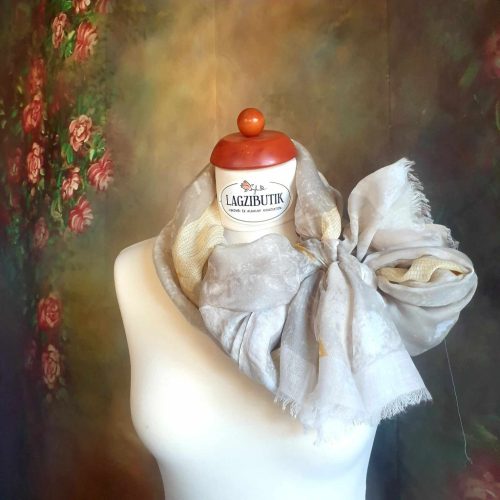 Bézs stóla szitakötő mintával.