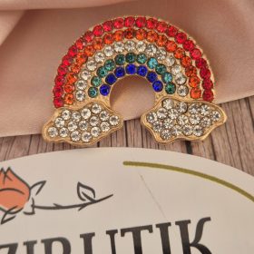 Szivárvány kitűző strasszokkal.