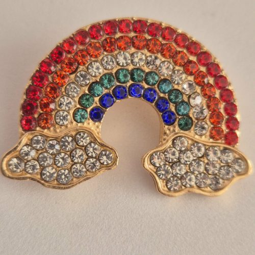 Szivárvány kitűző strasszokkal.