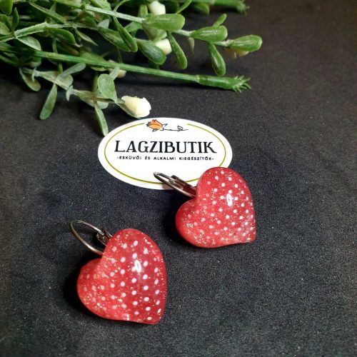 Piros szív-eper fülbevaló.