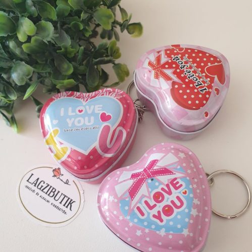 Szív, fém dobozka kulcskarikával.