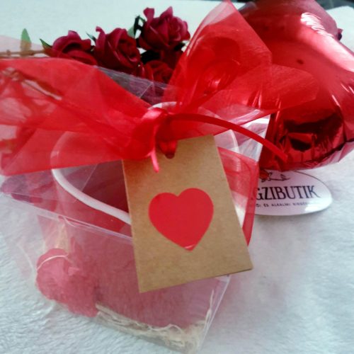 Szív bögre, valentin napi ajándék, díszcsomagolásban.