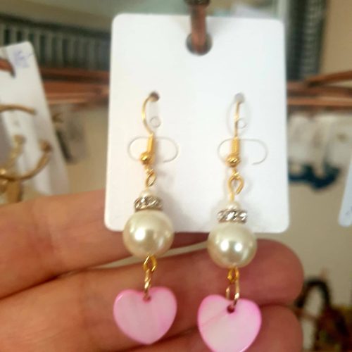 Teklagyöngyös fülbevaló rózsaszín, szív kagylógyönggyel.