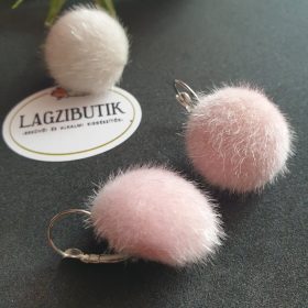 Szőrmés lencse fülbevaló.