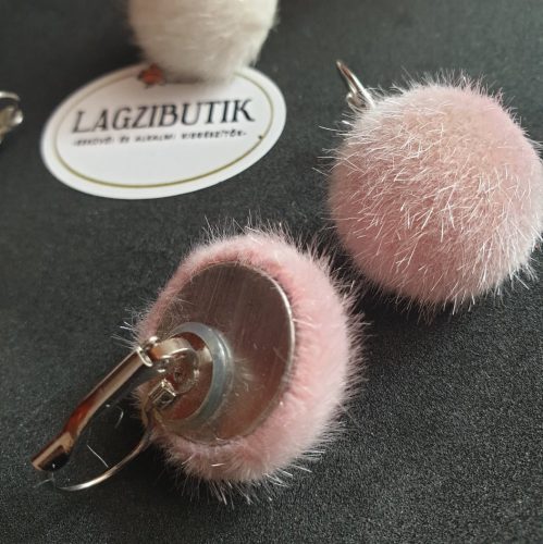 Szőrmés lencse fülbevaló.