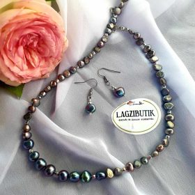   Ezüstszürke, irizáló, tenyésztett gyöngy nyaklánc-fülbevaló szett.