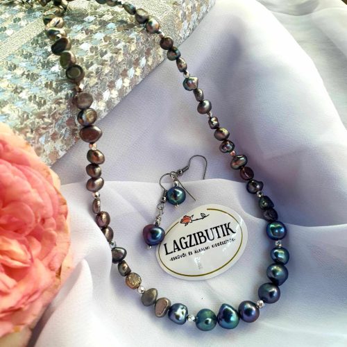 Ezüstszürke, irizáló, tenyésztett gyöngy nyaklánc-fülbevaló szett.