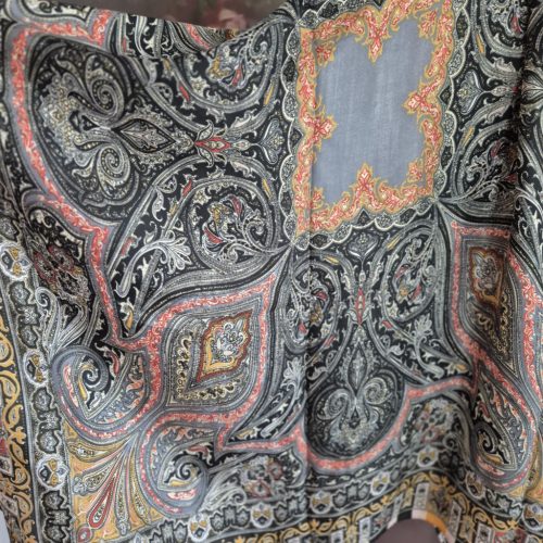 Szürke-barack színű perzsa mintás stóla.