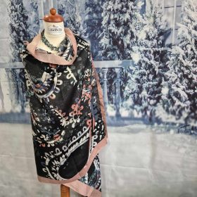 Selyem stóla, szürke-rózsaszín mintákkal.