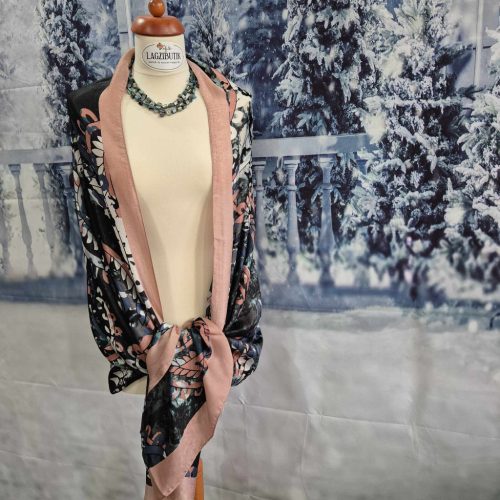 Selyem stóla, szürke-rózsaszín mintákkal.