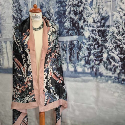 Selyem stóla, szürke-rózsaszín mintákkal.