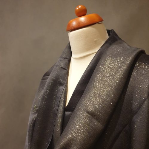 Szürke, aranyban irizáló stóla, vállkendő, kendő.