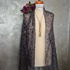 Szürke, pöttyös stóla.