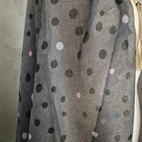 Szürke, pöttyös stóla.